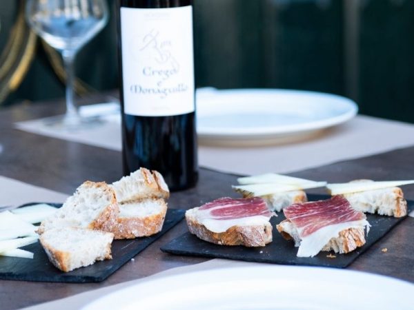 imagen de pinchos ibérico con vino